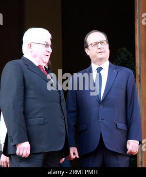 Der französische Präsident Francois Hollande spricht mit dem irakischen Präsidenten Fuad Masum (L) nach der Pariser Konferenz über Sicherheit und Frieden im Irak am 15. September 2014 in Paris. Der Vertreter von 29 Ländern hat sich am Montag darauf geeinigt, den irakischen Behörden alle erforderlichen Mittel zur Verfügung zu stellen, einschließlich militärischer Hilfe, um bei der Bekämpfung der IS-Militanten zu helfen, sagte das französische außenministerium. FRANKREICH-PARIS-IRAK-KONFERENZHILFE ZhengxBin PUBLICATIONxNOTxINxCHN nach der Pariser Konferenz ÜBER Sicherheit und Frieden in Ira spricht der französische Präsident Francois Hollande mit dem irakischen Präsidenten Fuad l Stockfoto