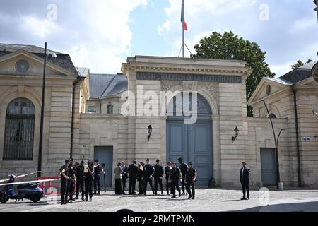 Saint Denis, Frankreich. 30. August 2023. Eintritt in das Ehrenlegion-Haus in Saint-Denis, Frankreich am 30. August 2023, vor den Treffen von Saint-Denis mit dem französischen Präsidenten und Parteivorsitzenden mit einer Gruppe im Parlament und den Präsidenten von Verfassungsversammlungen. Foto: Eliot Blondet/ABACAPRESS.COM Abaca Press/Alamy Live News Stockfoto