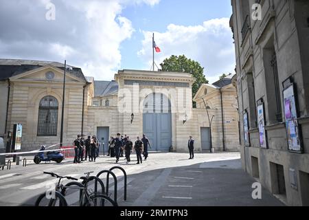 Saint Denis, Frankreich. 30. August 2023. Eintritt in das Ehrenlegion-Haus in Saint-Denis, Frankreich am 30. August 2023, vor den Treffen von Saint-Denis mit dem französischen Präsidenten und Parteivorsitzenden mit einer Gruppe im Parlament und den Präsidenten von Verfassungsversammlungen. Foto: Eliot Blondet/ABACAPRESS.COM Abaca Press/Alamy Live News Stockfoto