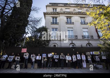 Aktivisten nehmen am 15. September 2014 an einem Protest gegen die Tötung von Stieren vor der spanischen Botschaft in Buenos Aires, Argentinien, Teil. Mitglieder von Tierschutzorganisationen versammelten sich vor der spanischen Botschaft, um gegen die Tötung von Stieren im Rahmen des Toro de la Vega Turniers von Torsedillas, Spanien, zu protestieren, das am zweiten Dienstag im September stattfindet und einen Stier zu Tode spießt. ) (vf) (sp) ARGENTINIEN-BUENOS AIRES-SPAIN-SOCIETY-PROTEST MartinxZabala PUBLICATIONxNOTxINxCHN-Aktivisten nehmen an einem Protest gegen die Tötung von Stieren vor dem Spa Teil Stockfoto