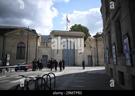 Saint Denis, Frankreich. 30. August 2023. Eintritt in das Ehrenlegion-Haus in Saint-Denis, Frankreich am 30. August 2023, vor den Treffen von Saint-Denis mit dem französischen Präsidenten und Parteivorsitzenden mit einer Gruppe im Parlament und den Präsidenten von Verfassungsversammlungen. Foto: Eliot Blondet/ABACAPRESS.COM Abaca Press/Alamy Live News Stockfoto