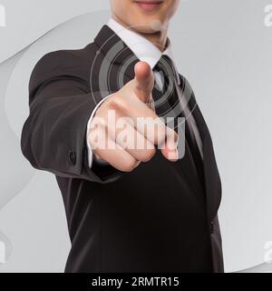 Geschäftsmann drückt die Taste der Benutzeroberfläche. Innovationstechnologie. Stockfoto