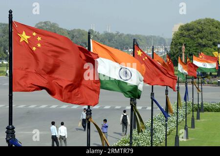 (140916) -- NEW DELHI, 16. September 2014 -- indische und chinesische Nationalflaggen flattern am 16. September 2014 nebeneinander auf den Raisina-Hügeln in Neu-Delhi, Indien. Der chinesische Präsident Xi Jinping wird am Mittwoch in Indien zu einem Staatsbesuch eintreffen. ) (dzl) INDIEN-NEU-DELHI-VORBEREITUNG-CHINESISCHER Präsident-BESUCH ParthaxSarkar PUBLICATIONxNOTxINxCHN New Delhi 16. September 2014 Indische und Chinesische Nationalflaggen Seite an Seite an den Raisina Hills in Neu-Delhi Indien AM 16. September 2014 kommt der chinesische Präsident Xi Jinping AM Mittwoch in Indien zu einem Staatsbesuch an dzl Indien Neu-Delhi Vorbereitung Chinesen Präsident Besucht Teil Stockfoto