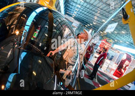 (140917) -- CENTURION, 17. September 2014 -- Ein Besucher schaut sich einen Hubschrauber K209 an, der von der FAMA während des ersten Tages der Africa Aerospace and Defense 2014 Ausstellung im Keller der Waterkoof Air Force am südlichen Stadtrand der Verwaltungshauptstadt Pretoria am 17. September 2014 ausgestellt wurde. Die Ausstellung ist die größte ihrer Art in Afrika. Insgesamt nahmen 347 Aussteller aus 26 Ländern und Regionen an der alle zwei Jahre stattfindenden Ausstellung Teil, die bis zum 21. September dauern wird. ) (Djj) SÜDAFRIKA-PRETORIA-CENTURION-AFRICA LUFT- UND RAUMFAHRT UND VERTEIDIGUNG 2014 AUSSTELLUNG ZhaixJianlan PUBLICATIONxNOTxINxCHN Centurion S Stockfoto