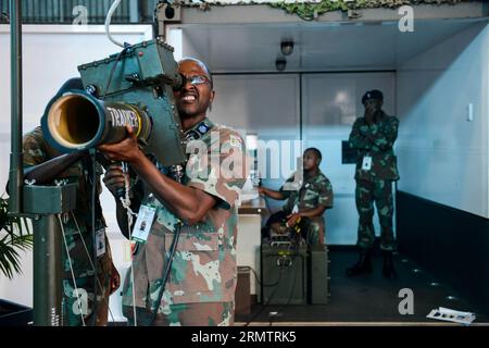 (140917) -- CENTURION, 17. September 2014 -- Ein südafrikanischer Offizier testet am 17. September 2014 während des ersten Tages der Africa Aerospace and Defense 2014 Ausstellung im Keller der Waterkoof Air Force am südlichen Stadtrand der Verwaltungshauptstadt Pretoria ein ultrakurzes Raketenabwurfsystem. Die Ausstellung ist die größte ihrer Art in Afrika. Insgesamt nahmen 347 Aussteller aus 26 Ländern und Regionen an der alle zwei Jahre stattfindenden Ausstellung Teil, die bis zum 21. September dauern wird. ) (DJJ) SÜDAFRIKA-PRETORIA-CENTURION-AFRICA LUFT- UND RAUMFAHRT UND VERTEIDIGUNG 2014 AUSSTELLUNG ZHAIXJIANLAN PUBLICATIONXNOT Stockfoto