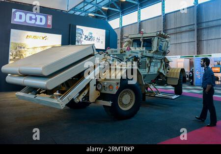 (140917) -- CENTURION, 17. September 2014 -- Ein Besucher schaut sich einen fahrzeugmontierten Minendetektor an, der von Husky während des ersten Tages der Africa Aerospace and Defense 2014 Ausstellung im Keller der Waterkoof Air Force am südlichen Stadtrand der Verwaltungshauptstadt Pretoria am 17. September 2014 ausgestellt wurde. Die Ausstellung ist die größte ihrer Art in Afrika. Insgesamt nahmen 347 Aussteller aus 26 Ländern und Regionen an der alle zwei Jahre stattfindenden Ausstellung Teil, die bis zum 21. September dauern wird. ) (DJJ) SÜDAFRIKA-PRETORIA-CENTURION-AFRICA LUFT- UND RAUMFAHRT UND VERTEIDIGUNG 2014 AUSSTELLUNG ZHAIXJIANLAN PUBLICATIONXNOTXINXCH Stockfoto