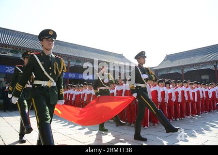 (140918) -- CHANGCHUN, 18. September 2014 -- Menschen nehmen an einer Zeremonie zum 83. Jahrestag des Vorfalls vom 18. September im Museum des Kaiserpalastes von Manchukuo in Changchun, der Hauptstadt der nordöstlichen Provinz Jilin, am 18. September 2014 Teil. Manchukuo ist der Marionettenstaat, der von 1931 bis 1945 vom Japanischen Reich im Nordosten Chinas gegründet wurde. Am 18. September 1931 sprengten japanische Truppen einen Abschnitt der unter ihrer Kontrolle stehenden Eisenbahn in der Nähe von Shenyang, der Hauptstadt der nordöstlichen chinesischen Provinz Liaoning, und beschuldigten dann chinesische Truppen der Sabotage als Vorwand für einen Angriff. Sie bombardierten die Kasernen in der Nähe Stockfoto
