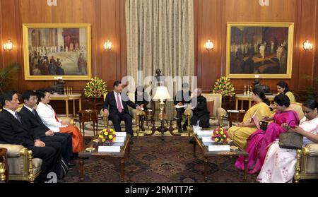 (140918) -- NEW DELHI, 18. September 2014 -- der chinesische Präsident Xi Jinping (4. L) trifft sich mit seinem indischen Amtskollegen Pranab Mukherjee in New Delhi, Indien, 18. September 2014. ) (hdt) INDIEN-NEU-DELHI-CHINA-XI JINPING-MUKHERJEE-MEETING (CN) ZhangxDuo PUBLICATIONxNOTxINxCHN New Delhi 18. September 2014 der chinesische Präsident Xi Jinping 4. L trifft sich mit seinem indischen Teil Pranab Mukherjee in New Delhi Indien 18. September 2014 HDT Indien New Delhi China Xi Jinping Mukherjee TIONCHINCHINNCN Meeting Stockfoto