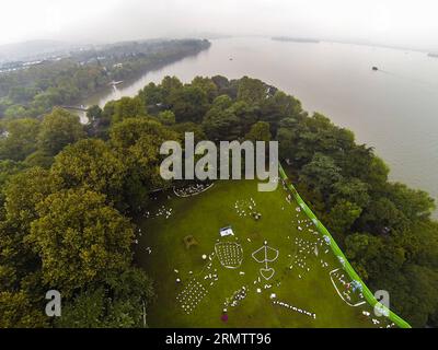 (140919) -- HANGZHOU, 19. September 2014 -- Panda-Figuren werden auf einem Rasen in der Nähe des Westsees in Hangzhou, ostchinesische Provinz Zhejiang, 19. September 2014, ausgestellt. Insgesamt 1.600 Pandas, die aus umweltfreundlichen Materialien hergestellt wurden, sind Werke des französischen Künstlers Paulo Grangeon. Diese Pandas haben viele Städte wie Paris, Berlin und Hongkong besucht. ) (lfj) CHINA-ZHEJIANG-HANGZHOU-PANDA FIGUREN (CN) XuxYu PUBLICATIONxNOTxINxCHN Hangzhou 19. September 2014 Panda-Figuren werden AUF einem Rasen in der Nähe des WESTSEES in Hangzhou Ostchina S Zhejiang Provinz 19. September 2014 insgesamt 1 600 Pandas angezeigt, die wir haben Stockfoto