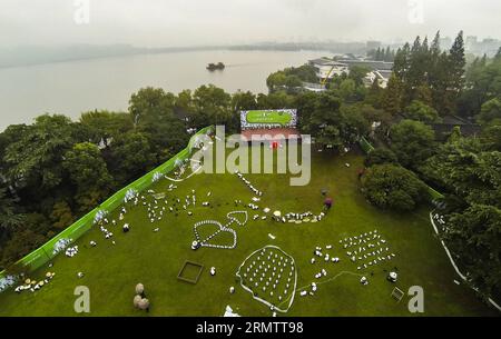 (140919) -- HANGZHOU, 19. September 2014 -- Panda-Figuren werden auf einem Rasen in der Nähe des Westsees in Hangzhou, ostchinesische Provinz Zhejiang, 19. September 2014, ausgestellt. Insgesamt 1.600 Pandas, die aus umweltfreundlichen Materialien hergestellt wurden, sind Werke des französischen Künstlers Paulo Grangeon. Diese Pandas haben viele Städte wie Paris, Berlin und Hongkong besucht. ) (lfj) CHINA-ZHEJIANG-HANGZHOU-PANDA FIGUREN (CN) XuxYu PUBLICATIONxNOTxINxCHN Hangzhou 19. September 2014 Panda-Figuren werden AUF einem Rasen in der Nähe des WESTSEES in Hangzhou Ostchina S Zhejiang Provinz 19. September 2014 insgesamt 1 600 Pandas angezeigt, die wir haben Stockfoto