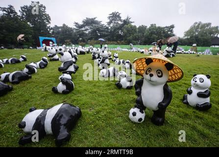 (140919) -- HANGZHOU, 19. September 2014 -- Panda-Figuren werden auf einem Rasen in der Nähe des Westsees in Hangzhou, ostchinesische Provinz Zhejiang, 19. September 2014, ausgestellt. Insgesamt 1.600 Pandas, die aus umweltfreundlichen Materialien hergestellt wurden, sind Werke des französischen Künstlers Paulo Grangeon. Diese Pandas haben viele Städte wie Paris, Berlin und Hongkong besucht. ) (lfj) CHINA-ZHEJIANG-HANGZHOU-PANDA FIGUREN (CN) XuxYu PUBLICATIONxNOTxINxCHN Hangzhou 19. September 2014 Panda-Figuren werden AUF einem Rasen in der Nähe des WESTSEES in Hangzhou Ostchina S Zhejiang Provinz 19. September 2014 insgesamt 1 600 Pandas angezeigt, die wir haben Stockfoto