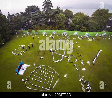 (140919) -- HANGZHOU, 19. September 2014 -- Panda-Figuren werden auf einem Rasen in der Nähe des Westsees in Hangzhou, ostchinesische Provinz Zhejiang, 19. September 2014, ausgestellt. Insgesamt 1.600 Pandas, die aus umweltfreundlichen Materialien hergestellt wurden, sind Werke des französischen Künstlers Paulo Grangeon. Diese Pandas haben viele Städte wie Paris, Berlin und Hongkong besucht. ) (lfj) CHINA-ZHEJIANG-HANGZHOU-PANDA FIGUREN (CN) XuxYu PUBLICATIONxNOTxINxCHN Hangzhou 19. September 2014 Panda-Figuren werden AUF einem Rasen in der Nähe des WESTSEES in Hangzhou Ostchina S Zhejiang Provinz 19. September 2014 insgesamt 1 600 Pandas angezeigt, die wir haben Stockfoto