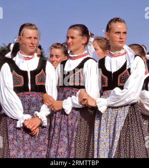 BUDAPEST, UNGARN – 10. MAI 2012: Tanzgruppe der Frauen in traditionellen osteuropäischen Volkstrachten. Stockfoto