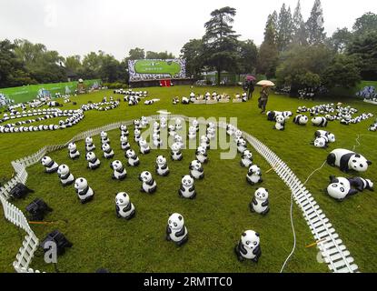 (140919) -- HANGZHOU, 19. September 2014 -- Panda-Figuren werden auf einem Rasen in der Nähe des Westsees in Hangzhou, ostchinesische Provinz Zhejiang, 19. September 2014, ausgestellt. Insgesamt 1.600 Pandas, die aus umweltfreundlichen Materialien hergestellt wurden, sind Werke des französischen Künstlers Paulo Grangeon. Diese Pandas haben viele Städte wie Paris, Berlin und Hongkong besucht. ) (lfj) CHINA-ZHEJIANG-HANGZHOU-PANDA FIGUREN (CN) XuxYu PUBLICATIONxNOTxINxCHN Hangzhou 19. September 2014 Panda-Figuren werden AUF einem Rasen in der Nähe des WESTSEES in Hangzhou Ostchina S Zhejiang Provinz 19. September 2014 insgesamt 1 600 Pandas angezeigt, die wir haben Stockfoto