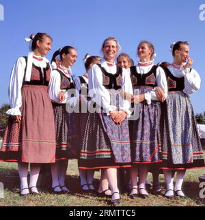 BUDAPEST, UNGARN – 10. MAI 2012: Tanzgruppe der Frauen in traditionellen osteuropäischen Volkstrachten Stockfoto