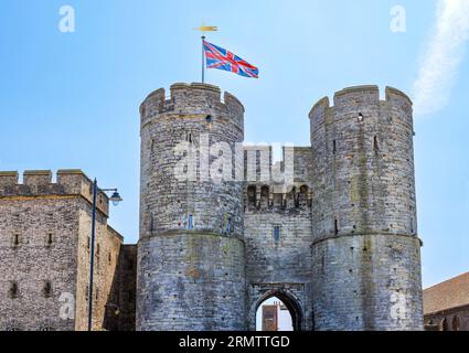 The Westgate in Canterbury, Kent, England, high western gate of the city wall is the largest surviving city gate in England, it is the last survivor o Stock Photo