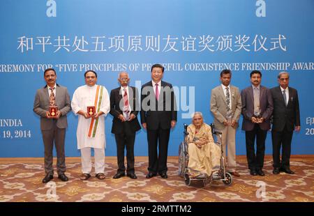 (140919) -- NEW DELHI, 19. September 2014 -- der chinesische Präsident Xi Jinping (4. L) trifft sich mit indischen Gruppen und Einzelpersonen, die während der Zeremonie für den Five Principles of Peaceful Coexistence Friendship Award in New Delhi, Indien, 19. September 2014 Freundschaftspreise erhalten haben. ) (mp) INDIEN-NEU DELHI-CHINA-XI JINPING-FREUNDSCHAFTSPREIS PangxXinglei PUBLICATIONxNOTxINxCHN New Delhi 19. September 2014 der chinesische Präsident Xi Jinping 4. L trifft sich mit indischen Gruppen und Einzelpersonen, die während der Zeremonie für den fünf Prinzipien friedlicher Freundschaft Award in Neu-Delhi Indien 19. September 20 Freundschaftspreis erhalten haben Stockfoto