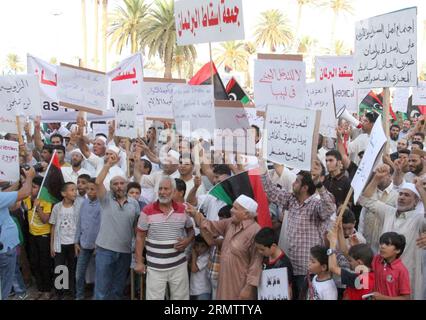 (140919) -- TRIPOLI, 19. Sept. -- Demonstranten halten Plakate und Gesangsparolen während einer Kundgebung auf dem Märtyrerplatz in Tripoli, Libyen, am 19. Sept. 2014. Hunderte von Menschen gingen in Tripolis auf die Straße, um ihre Unterstützung für den vom Islamisten unterstützten Premierminister Omar al-Hasi zu zeigen. Seit Juli jongliert Libyen mit zwei rivalisierenden Regierungen, einer unter der Führung der islamistischen Hasi und einer anderen unter der Leitung des prosäkularen Abdullah al-Thinni, der sich jetzt im Exil in Libyens östlicher Stadt Tobruk befindet. ) LIBYEN-TRIPOLI-HASI-RALLY HamzaxTurkia PUBLICATIONxNOTxINxCHN Tripoli Sept 19 Demonstrant Halten Plakate und Chant Slogans d Stockfoto