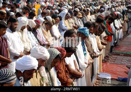 (140919) -- ISLAMABAD, 19. September 2014 -- pakistanische Anhänger des religiösen Führers Tahir-ul-Qadri beten am 19. September 2014 während eines regierungsfeindlichen Protestes vor dem Parlamentsgebäude in Islamabad, der Hauptstadt Pakistans. Der pakistanische Premierminister Nawaz Sharif beschuldigte am Freitag zwei protestierende Parteien, die Menschen dazu anzustacheln, sich für Meutereien zu entscheiden, machte aber deutlich, dass es wenigen Tausenden Menschen niemals gelingen würde, ihre finsteren Pläne zu verfolgen, das System zu entgleisen. ) PAKISTAN-ISLAMABAD-PROTEST SaadiaxSeher PUBLICATIONxNOTxINxCHN Islamabad 19. September 2014 pakistanische Anhänger von Religious Lead Stockfoto