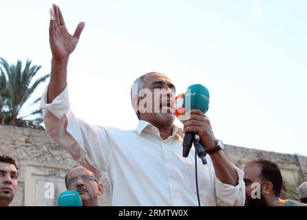 (140919) -- TRIPOLI, 19. September -- Libyens islamistisch unterstützter Premierminister Omar al-Hasi spricht seine Anhänger am 19. September 2014 auf dem Märtyrerplatz in Tripoli, Libyen, an. Hunderte von Menschen gingen in Tripolis auf die Straße, um ihre Unterstützung für den vom Islamisten unterstützten Premierminister Omar al-Hasi zu zeigen. Seit Juli jongliert Libyen mit zwei rivalisierenden Regierungen, einer unter der Führung der islamistischen Hasi und einer anderen unter der Leitung des prosäkularen Abdullah al-Thinni, der sich jetzt im Exil in Libyens östlicher Stadt Tobruk befindet. ) LIBYEN-TRIPOLI-HASI-RALLY HamzaxTurkia PUBLICATIONxNOTxINxCHN Tripoli September 19 Libyen S Islamisten Ba Stockfoto