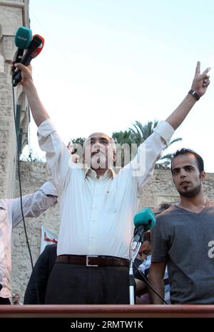 (140919) -- TRIPOLI, 19. September -- Libyens islamistisch unterstützter Premierminister Omar al-Hasi jubelt seinen Anhängern bei einer Kundgebung auf dem Märtyrerplatz in Tripoli, Libyen, am 19. September 2014 zu. Hunderte von Menschen gingen in Tripolis auf die Straße, um ihre Unterstützung für den vom Islamisten unterstützten Premierminister Omar al-Hasi zu zeigen. Seit Juli jongliert Libyen mit zwei rivalisierenden Regierungen, einer unter der Führung der islamistischen Hasi und einer anderen unter der Leitung des prosäkularen Abdullah al-Thinni, der sich jetzt im Exil in Libyens östlicher Stadt Tobruk befindet. ) LIBYEN-TRIPOLI-HASI-RALLY HamzaxTurkia PUBLICATIONxNOTxINxCHN Tripoli Sept 19 Libyen S Islamist Stockfoto