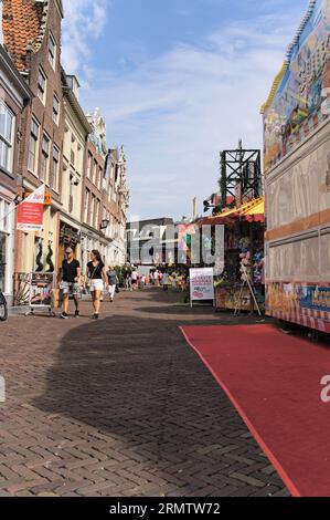 Malerische Straße mit Uhrengiebel aus Renaissance-Architektur im alten Stadtzentrum von Hoorn in den Niederlanden, Einkaufsstraße und Messe Stockfoto