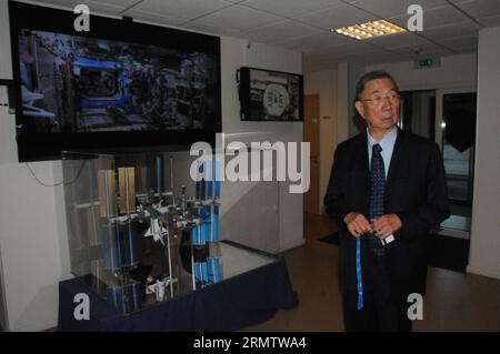 (140920) -- GENF, 18. September 2014 -- Nobelpreisträger Samuel Ting steht vor dem Monitor der Internationalen Raumstation (ISS) im Labor in Genf, Schweiz, 18. September 2014. Das Alpha Magnetic Spectrometer (AMS) Team um Ting gab am Donnerstag neue Ergebnisse bei der Suche nach dunkler Materie bekannt, die mehr Licht auf die Existenz dunkler Materie werfen. Kosmische Strahlung sind geladene hochenergetische Partikel, die den Raum durchdringen. Das AMS, ein auf der ISS installierter Teilchenphysik-Detektor, soll sie untersuchen, bevor sie die Möglichkeit haben, mit der Erdatmosphäre zu interagieren. ) (Zjy) SWITZERL Stockfoto