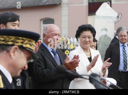 (140920) -- MONTARGIS, 19. September 2014 -- der chinesische Vize-Premier Liu Yandong (4. L) und der Bürgermeister von Montargis Jean-Pierre Door (3. L) nehmen an der Einweihung des Deng Xiaoping Square Teil, benannt nach dem verstorbenen chinesischen Führer Deng Xiaoping, in Montargis, Frankreich, 19. September 2014. ) (srb) FRANCE-MONTARGIS-LIU YABDONG-DENG XIAOPING SQUARE-INAUGURATION ZhouxLei PUBLICATIONxNOTxINxCHN 19. September 2014 Chinesischer Vize-Premier Liu Yandong 4. L und Bürgermeister von Jean Pierre Door 3. L nehmen an der Inauguration des Deng Xiao Ping Square Teil, benannt nach dem verstorbenen chinesischen Führer Deng Xiao PSRB 19. September 2014 in Frankreich Xi Stockfoto