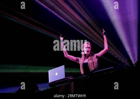 (140920) -- BOGOTA, 20. September 2014 -- Model, Schauspielerin und Sängerin Paris Hilton tritt während ihrer Show Paris Hilton DJ Set am Rande von Bogota, Hauptstadt Kolumbiens, in den ersten Stunden des 20. September 2014 auf. Während ihres zweiten Besuchs in Kolumbien nahm Paris Hilton an der Veranstaltung mit sozialem Hintergrund Teil, da ein gemeinnütziger Beitrag an die Global Art Foundation gespendet wird, eine gemeinnützige Stiftung, die sich für die Entwicklung kultureller und künstlerischer Gilden des Landes einsetzt, das sich um Rettung, Unterstützung und Förderung von Talenten in benachteiligten Gemeinden, laut der lokalen Presse. ) (DJJ) KOLUMBIEN-BOGOTA-MUSIK- Stockfoto