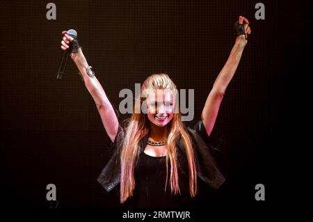 (140920) -- BOGOTA, 20. September 2014 -- Model, Schauspielerin und Sängerin Paris Hilton tritt während ihrer Show Paris Hilton DJ Set am Rande von Bogota, Hauptstadt Kolumbiens, in den ersten Stunden des 20. September 2014 auf. Während ihres zweiten Besuchs in Kolumbien nahm Paris Hilton an der Veranstaltung mit sozialem Hintergrund Teil, da ein gemeinnütziger Beitrag an die Global Art Foundation gespendet wird, eine gemeinnützige Stiftung, die sich für die Entwicklung kultureller und künstlerischer Gilden des Landes einsetzt, das sich um Rettung, Unterstützung und Förderung von Talenten in benachteiligten Gemeinden, so die lokale Presse. Jhon Paz) (djj) KOLUMBIEN-BOGOT Stockfoto