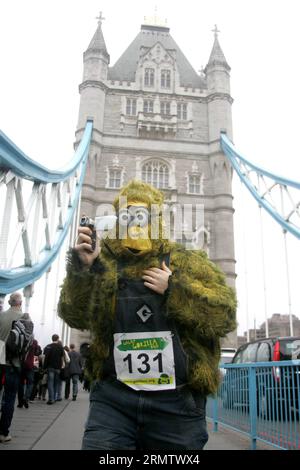 (140921) -- LONDON, -- Ein Teilnehmer läuft während des 11. Great Gorilla Run in London, Großbritannien am 20. September 2014 über die Tower Bridge. Hunderte von Menschen in Gorilla-Kostümen nahmen am 8 km langen Great Gorilla Run Teil, der von der Gorilla Organization organisiert wurde, um Geld zu sammeln, um Leben zu retten und die Lebensräume der Gorillas in Afrika zu erhalten, die als bedrohte Art gelten. Bimal Gautam (SP)UK-LONDON-GREAT GORILLA RUN Hanxyan PUBLICATIONxNOTxINxCHN London ein Teilnehmer läuft während des 11. Great Gorilla Run in London Großbritannien AM 20. September 2014 über die Tower Bridge Stockfoto