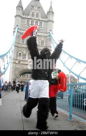(140921) -- LONDON, -- Ein Teilnehmer läuft während des 11. Great Gorilla Run in London, Großbritannien am 20. September 2014 über die Tower Bridge. Hunderte von Menschen in Gorilla-Kostümen nahmen am 8 km langen Great Gorilla Run Teil, der von der Gorilla Organization organisiert wurde, um Geld zu sammeln, um Leben zu retten und die Lebensräume der Gorillas in Afrika zu erhalten, die als bedrohte Art gelten. Bimal Gautam (SP)UK-LONDON-GREAT GORILLA RUN Hanxyan PUBLICATIONxNOTxINxCHN London ein Teilnehmer läuft während des 11. Great Gorilla Run in London Großbritannien AM 20. September 2014 über die Tower Bridge Stockfoto