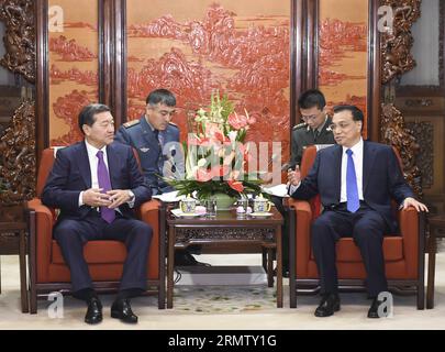 (140923) -- PEKING, 23. September 2014 -- der chinesische Ministerpräsident Li Keqiang (R) trifft sich mit dem kasachischen Verteidigungsminister Serik Akhmetov in Peking, der Hauptstadt Chinas, 23. September 2014. ) (wyl) CHINA-KASACHSTAN-TREFFEN (CN) LixXueren PUBLICATIONxNOTxINxCHN Peking 23. September 2014 der chinesische Premierminister Keqiang r trifft sich mit den kasachischen Verteidigungsministern Akhmetov in Peking Hauptstadt Chinas 23. September 2014 China Kasachstan-Treffen CN LixXueren PUBLICATIONxNOTxINxCHN Stockfoto