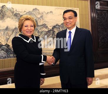 (140923) -- PEKING, 23. September 2014 -- der chinesische Premier Li Keqiang (R) schüttelt mit Valentina Matviyenko, der Vorsitzenden der russischen Bundesversammlung, während ihres Treffens in Peking, der Hauptstadt Chinas, am 23. September 2014 die Hand. ) (Wjq) CHINA-BEIJING-LI KEQIANG-RUSSIA-MEETING (CN) RaoxAimin PUBLICATIONxNOTxINxCHN Peking 23. September 2014 Chinesischer Ministerpräsident Keqiang r schüttelt Hände mit Valentina Vorsitzender der russischen Bundesversammlung während ihres Treffens in Peking Hauptstadt Chinas 23. September 2014 China verließ Keqiang Russland Treffen CN RaoxAimin PUxBLNN Stockfoto