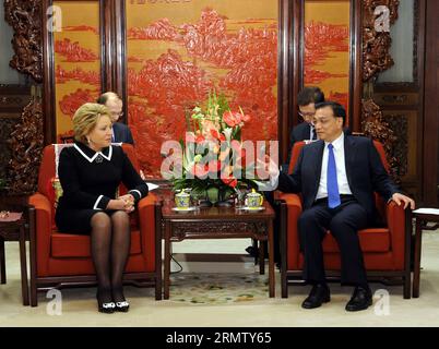 (140923) -- PEKING, 23. September 2014 -- der chinesische Ministerpräsident Li Keqiang (R) trifft sich mit Valentina Matviyenko, Vorsitzende der russischen Bundesversammlung, in Peking, Hauptstadt Chinas, 23. September 2014. ) (Wjq) CHINA-BEIJING-LI KEQIANG-RUSSIA-MEETING (CN) RaoxAimin PUBLICATIONxNOTxINxCHN Peking 23. September 2014 Chinesischer Ministerpräsident Keqiang r trifft Valentina Vorsitzende der russischen Bundesversammlung in Peking Hauptstadt Chinas 23. September 2014 China Peking links Keqiang Russland Treffen CN RaoxAimin PUBLICATINxCHN Stockfoto