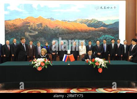 (140923) -- PEKING, 23. September 2014 -- Zhang Dejiang (R Front), Vorsitzender des Ständigen Ausschusses des Nationalen Volkskongresses Chinas, und Valentina Matviyenko (L Front), Vorsitzende der russischen Bundesversammlung, unterzeichnen Verordnungen zur Vertiefung der legislativen Zusammenarbeit in Peking, Hauptstadt Chinas, 23. September 2014. ) (Zkr) CHINA-ZHANG DEJIANG-RUSSIA-MATVIYENKO-SIGNING CEREMONY(CN) RaoxAimin PUBLICATIONxNOTxINxCHN Peking 23. September 2014 Zhang Dejiang r Front Vorsitzender des Thing Committee von China S National Celebrities S Congress und Valentina l Frontvorsitzende der Russischen Bundesversammlung Stockfoto