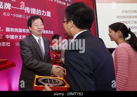 (140923) -- PEKING, 23. Sept. 2014 -- Zhou Mingwei, Präsident der China Foreign Languages Publishing Administration, überreicht Medaillen für die 50 besten chinesischen Unternehmen in Bezug auf die Auslandsleistung beim Chinese Enterprises Overseas Performance Forum 2014 in Peking, Hauptstadt Chinas, 23. Sept. 2014. )(wjq) CHINA-BEIJING-ENTERPRISES OVERSEAS PERFORMANCE FORUM (CN) ZhangxYuwei PUBLICATIONxNOTxINxCHN Peking 23. September 2014 Zhou Mingwei Präsident der China Foreign Languages Publishing Administration präsentiert Medaillen für die 50 größten chinesischen Unternehmen in Bezug auf die Auslandsleistung AUF DER Chinese Ente Stockfoto