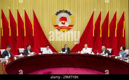 (140923) -- PEKING, 23. September 2014 -- Yu Zhengsheng (C), Vorsitzender des Nationalen Komitees der Politischen Konsultativkonferenz des chinesischen Volkes (CPPCC), leitet die 20. Sitzung des Vorsitzenden und der stellvertretenden Vorsitzenden des 12. Nationalen Komitees des CPPCC in Peking, Hauptstadt Chinas, 23. September 2014. ) (Zkr) CHINA-BEIJING-CPPCC-YU ZHENGSHENG-MEETING (CN) XiexHuanchi PUBLICATIONxNOTxINxCHN Peking 23. September 2014 Yu Zheng Sheng C Vorsitzender des Nationalkomitees der chinesischen Prominenten S politische Beratungskonferenz CPPCC Vorsitzender der 20. Sitzung des Vorsitzenden und Vizepräsidenten Stockfoto