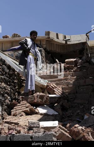 (140923) -- SANAA, 23. September 2014 -- Ein jemenitischer Mann schaut auf ein Haus, das bei den Zusammenstößen zwischen schiitischen Huthi-Rebellen und der Armee in Sanaa, Jemen, am 23. September 2014 zerstört wurde. Die Huthi-Gruppe und die jemenitische Regierung unterzeichneten am Sonntag einen Waffenstillstandsvertrag, der den einwöchigen Zusammenstößen ein Ende setzte, bei denen mehr als 400 Menschen ums Leben kamen. Die Huthi-Kämpfer haben ihre Kontrolle über die meisten Teile der Hauptstadt bis Dienstag verschärft, indem sie Kämpfer entsandten, um Regierungseinrichtungen zu bewachen und Kontrollpunkte in der Stadt einzurichten. ) JEMEN-SANAA-CLASH-AFTERMATH HanixAli PUBLICATIONxNOTxINxCHN Sanaa 23. September 2014 ein jemenitischer Mann schaut sich DAS AN Stockfoto