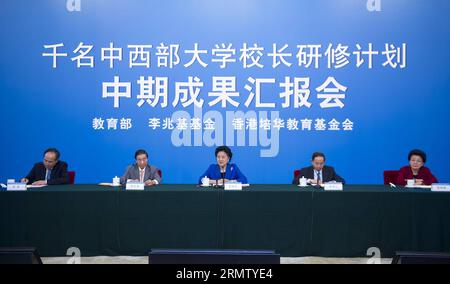 (140923) -- PEKING, 23. September 2014 -- der chinesische Vize-Premier Liu Yandong (C), ebenfalls Mitglied des Politischen Büros des Zentralkomitees der Kommunistischen Partei Chinas (KPCh), spricht auf einer Sitzung über einen Ausbildungsplan für die Präsidenten der Universitäten Mittel- und Westchinas in Peking, der Hauptstadt Chinas, am 23. September 2014. ) (Zkr) CHINA-BEIJING-LIU YANDONG-MEETING(CN) XiexHuanchi PUBLICATIONxNOTxINxCHN Peking 23. September 2014 der chinesische Vizepremierminister Liu Yandong C spricht daher als Mitglied des Politischen Büros des ZK der Kommunistischen Partei Chinas AUF einer Sitzung ÜBER einen Ausbildungsplan für den Präsidenten Stockfoto