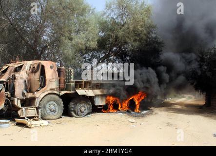 (140923) -- TRIPOLI, 23. September 2014 -- Ein Raketenwerfer der Libya Dawn brennt, nachdem er am 23. September 2014 in der Wershfana-Region in Tripoli, Libyen, getroffen wurde. Schwere Auseinandersetzungen zwischen Kämpfern der Libyschen Morgenröte und lokalen Milizen setzten sich am Dienstag in der Region Wershfana in Tripolis fort. Libyen hat seit Mai eine drastische Eskalation der Gewalt erlebt, als es zu tödlichen Zusammenstößen zwischen den islamistischen Militanten des Landes und prosäkularen Milizen kam. Die schweren Kämpfe brennen immer noch in anderen Städten wie Bengasi, Gharyan. LIBYEN-TRIPOLI-ZUSAMMENSTÖSSE HamzaxTurkia PUBLICATIONxNOTxINxCHN Tripoli 23. September 2014 ein Libyen-Morgenroc Stockfoto