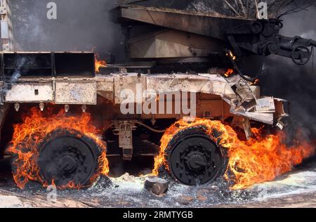 (140923) -- TRIPOLI, 23. September 2014 -- Ein gepanzertes Fahrzeug der Libya Dawn brennt, nachdem es am 23. September 2014 in der Region Wershfana in Tripoli, Libyen, getroffen wurde. Schwere Auseinandersetzungen zwischen Kämpfern der Libyschen Morgenröte und lokalen Milizen setzten sich am Dienstag in der Region Wershfana in Tripolis fort. Libyen hat seit Mai eine drastische Eskalation der Gewalt erlebt, als es zu tödlichen Zusammenstößen zwischen den islamistischen Militanten des Landes und prosäkularen Milizen kam. Die schweren Kämpfe brennen immer noch in anderen Städten wie Bengasi, Gharyan. LIBYEN-TRIPOLIS-ZUSAMMENSTÖSSE HamzaxTurkia PUBLICATIONxNOTxINxCHN Tripoli 23. September 2014 ein Arm der libyschen Morgendämmerung Stockfoto