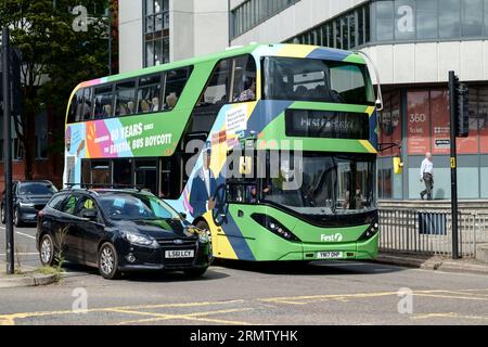 Bristol, Großbritannien. 30. August 2023. Ein speziell bemalter Bus führt durch Bristol, um den 60. Jahrestag der Anhebung der Farbskala bei Bristol-Bussen zu begehen. Bristol boykottierte den lokalen Busservice und schließlich wurde die Farbskala aufgehoben, und das Gesetz wurde geändert, um abfallende Jobs aufgrund von Farben zu verbieten. Quelle: JMF News/Alamy Live News Stockfoto