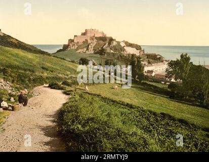 Schloss Orgueil, Jersey, Kanalinsel im Ärmelkanal in der Bucht von Saint-Malo, Kronbesitz der britschen Krone, 1896, Historisch, digital restaurierte Reproduktion eines Photochromdrucks aus dem 19. Jahrhundert / Orgueil Castle, Jersey, Channel Island im Ärmelkanal in der Bucht von Saint-Malo, Crown Estate of the British Crown, 1896, historische, digital restaurierte Reproduktion eines Fotochromdrucks aus dem 19. Jahrhundert. Stockfoto