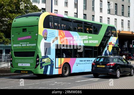 Bristol, Großbritannien. 30. August 2023. Ein speziell bemalter Bus führt durch Bristol, um den 60. Jahrestag der Anhebung der Farbskala bei Bristol-Bussen zu begehen. Bristol boykottierte den lokalen Busservice und schließlich wurde die Farbskala aufgehoben, und das Gesetz wurde geändert, um abfallende Jobs aufgrund von Farben zu verbieten. Quelle: JMF News/Alamy Live News Stockfoto