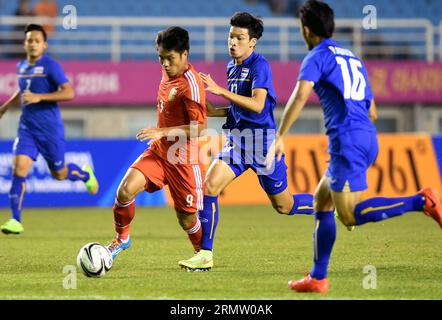 (140925) -- INCHEON, 25. September 2014 -- Yang Chaosheng (2. L) aus China bricht während des Achtelfinale-Matches der Männer gegen Thailand bei den 17. Asienspielen in Incheon, Südkorea, 25. September 2014 durch. )(mcg) (SP)SÜDKOREA-INCHEON-17. ASIATISCHER SPIELE-FUSSBALL LoxPingxFai PUBLICATIONxNOTxINxCHN Incheon 25 2014. September Yang Chaosheng 2. L von China bricht während des Achtelfinalspiels des Männer-Fußballs gegen Thai Country BEI den 17. Asiatischen Spielen in Incheon Südkorea ab. September 25 2014 mcg SP Südkorea Spiele 17. Asiatischer Incheon FUSSBALLSPUKTIONxNOTxINxCHN Stockfoto