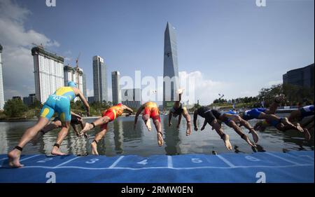 (140925) -- INCHEON, 25. September 2014 -- Athleten treten während des letzten Triathlonwettbewerbs der Männer bei den 17. Asienspielen in Incheon, Südkorea, 25. September 2014 an. Hosoda Yuichi aus Japan gewann die Goldmedaille. )(lz) (SP)SÜDKOREA-INCHEON-17th ASIAN GAMES-TRIATHLON FeixMaohua PUBLICATIONxNOTxINxCHN Incheon Sept 25 2014 Athleten treten während des Männer-Endwettbewerbs des Triathlon-Events AN den 17. Asiatischen Spielen in Incheon Südkorea Sept 25 2014 Hosoda Yuichi aus Japan gewann die Goldmedaille LZ SP Südkorea Incheon 17. Asiatische Spiele Triathlon FeixMaohua PUBLICATIONxNOTxINxCHN Stockfoto