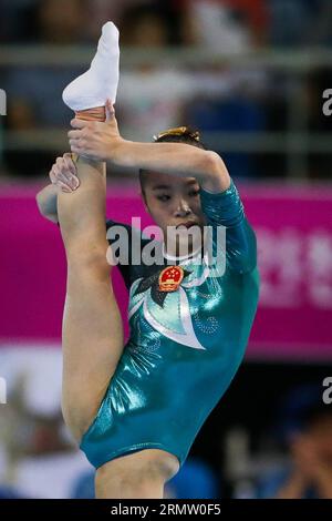 (140925) -- INCHEON, 25. September 2014 -- Yao Jinnan aus China tritt während des Frauenfußballfinales der Kunstturnerei bei den 17. Asienspielen in Incheon, Südkorea, 25. September 2014 auf. Yao Jinnan gewann den Titel mit 13,966 Punkten. )(mcg) (SP)SÜDKOREA-INCHEON-17th ASIAN GAMES-GYMNASTICS ARTISTIC ZhengxHuansong PUBLICATIONxNOTxINxCHN Incheon Sept 25 2014 Yao von China spielt während des Women S Floor EXERCISE Final of Gymnastics ARTISTIC Event BEI den 17th Asian Games in Incheon Südkorea Sept 25 2014 Yao gewann den Titel mit 13 Punkten mcg Südkorea Incheon 17 Stockfoto
