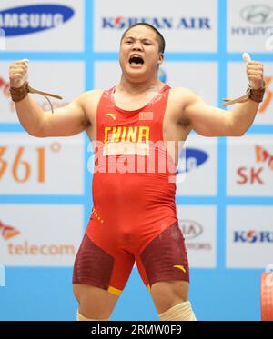 (140925) -- INCHEON, 25. September 2014 -- Liu Hao aus China feiert nach dem 94kg Gewichtheben der Männer bei den 17. Asienspielen in Incheon, Südkorea, 25. September 2014. Liu Hao gewann die Goldmedaille mit einem Gesamthub von 394 kg. )(lz) (SP)SÜDKOREA-INCHEON-17th ASIAN GAMES-WEIGHTLIFTING MaxPing PUBLICATIONxNOTxINxCHN Incheon Sept 25 2014 Liu Hao aus China feiert nach dem Men S Gewichtheben Contest BEI den 17. Asiatischen Spielen in Incheon Südkorea Sept 25 2014 Liu Hao gewann die Goldmedaille mit einem Gesamthub von LZ Südkorea Incheon 17. asiatische Spiele Gewichtheben PUBLICATIONxNOTxINxCH Stockfoto