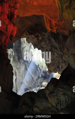 (140925) -- HA LONG BAY, 24. September 2014 -- Foto aufgenommen am 24. September 2014 zeigt Höhlen auf den Inseln von Ha Long Bay, die typische Karstlandformen und eine majestätische Naturlandschaft in Nordvietnam zeigen. Die ha Long Bay im Golf von Tonkin umfasst etwa 1.600 Inseln und Inselchen und bildet eine spektakuläre Meereslandschaft aus Kalksteinsäulen. Aufgrund ihrer steilen Natur sind die meisten Inseln unbewohnt und nicht von einer menschlichen Präsenz betroffen. Die außergewöhnliche landschaftliche Schönheit der Stätte wird durch ihr großes biologisches Interesse ergänzt. Sie wurde 1994 in die UNESCO-Weltnaturerbe-Liste aufgenommen. VIETNAM- Stockfoto